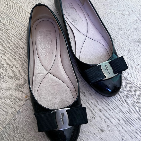 FERRAGAMO Varina Patent Leather Ballet Flats size 5.5 - Picture 2 of 5